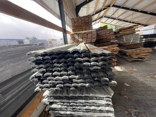 Ca. 107x Grenen afdeklat zwart gecoat, 35x85mm, lengte 180cm